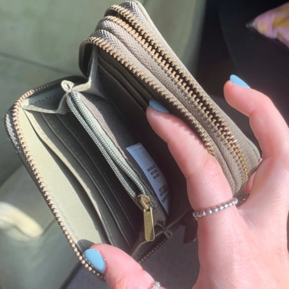Green Wallet - Picture 5 of 6